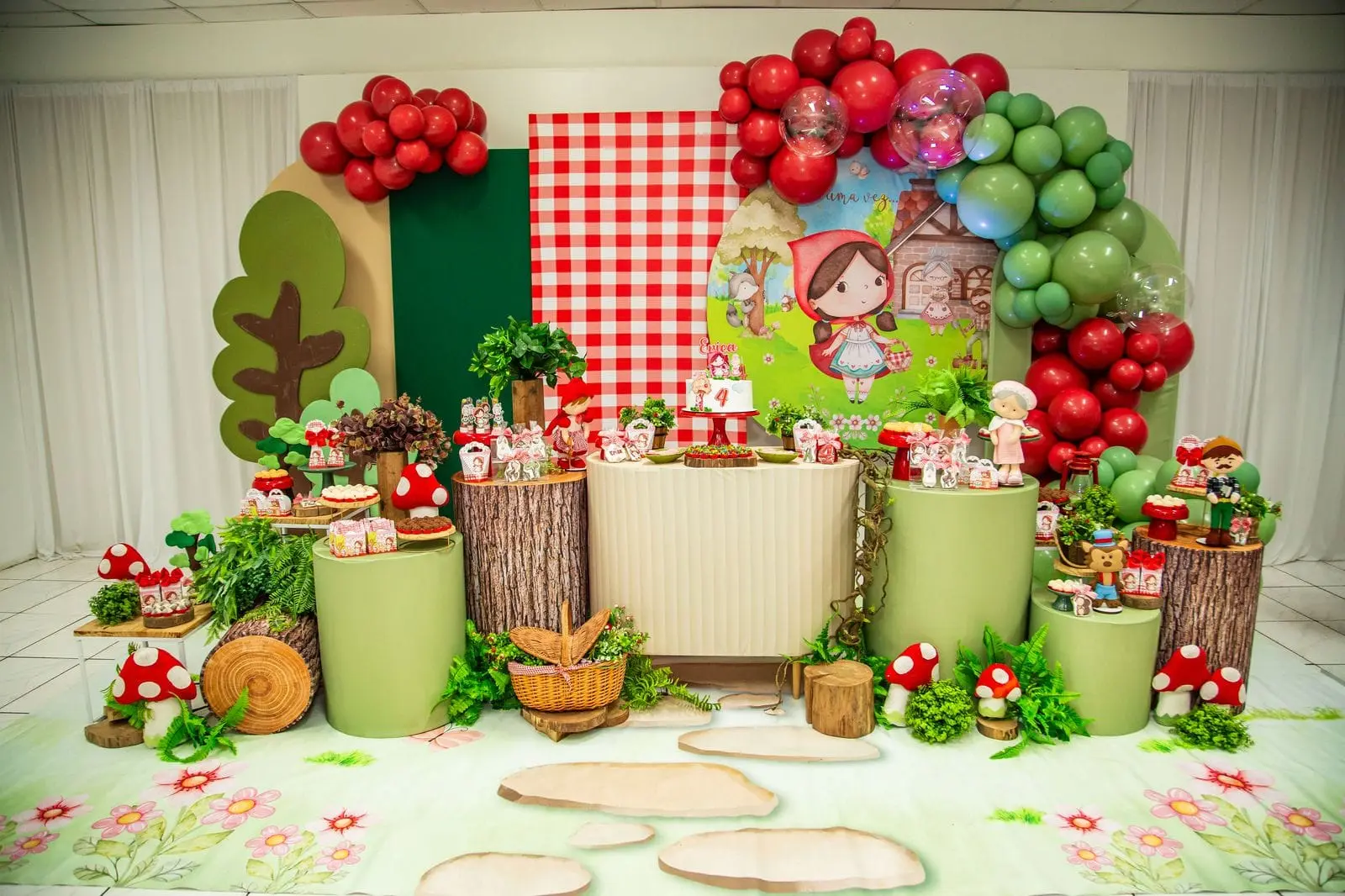 Decoração de festa tema Chapeuzinho Vermelho em Joinville e região